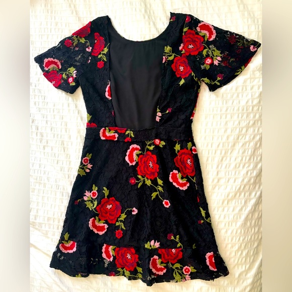 FUN LACE OPEN BACK DRESS - Picture 2 of 4